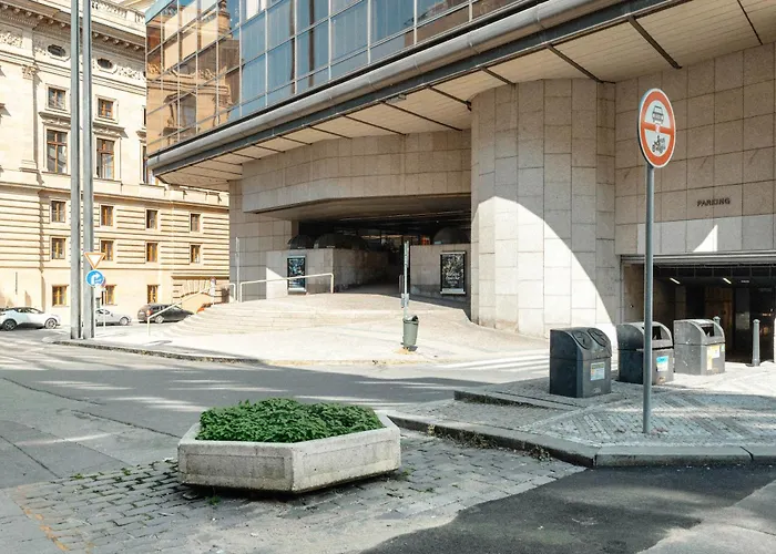 Downtown 2Bd Riverside Apartment Near Dancing House