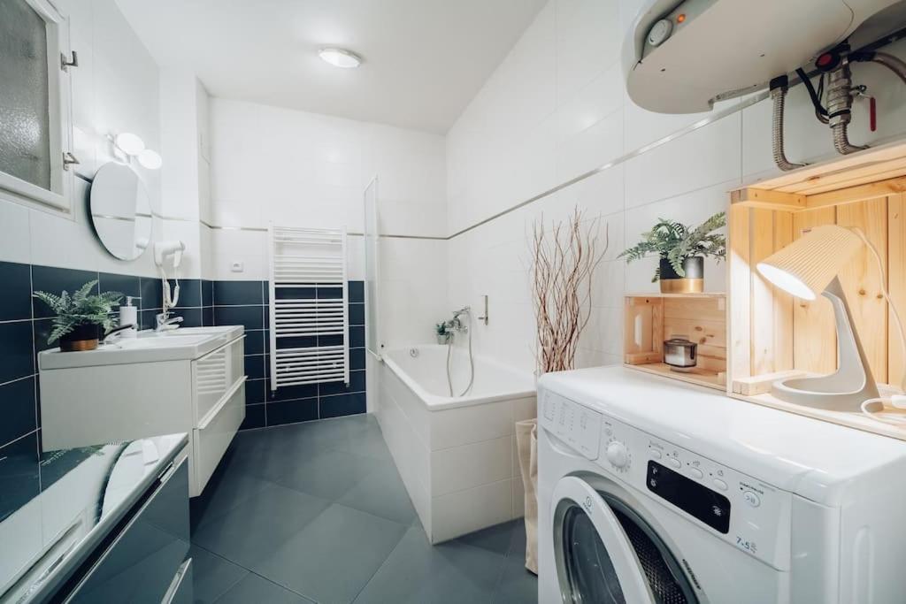 Downtown 2bd Riverside Near Dancing House Apartment Prague