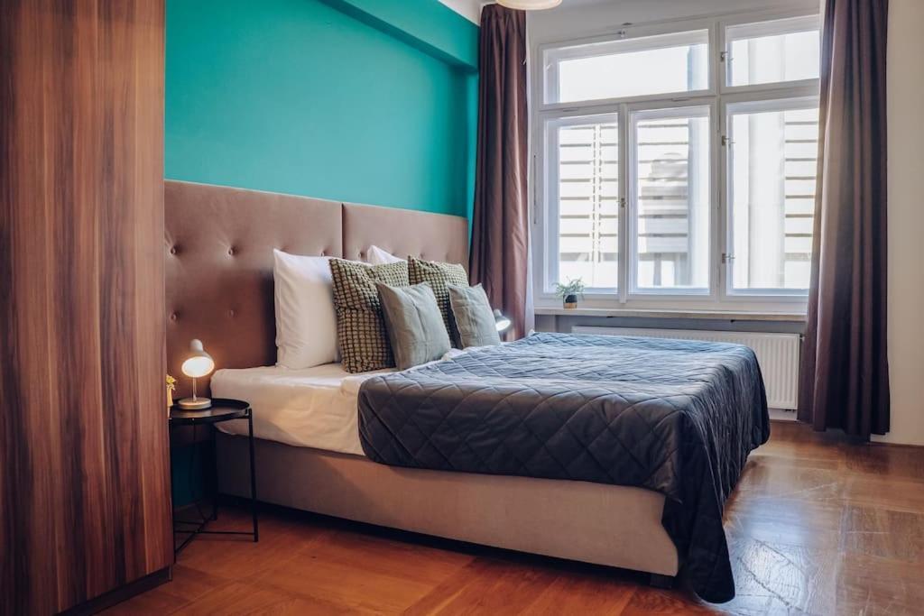 Downtown 2bd Riverside Near Dancing House Apartment *