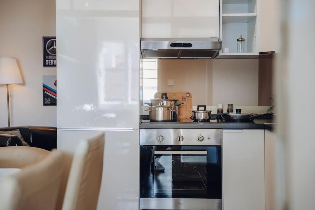 Downtown 2bd Riverside Near Dancing House Апартаменты *
