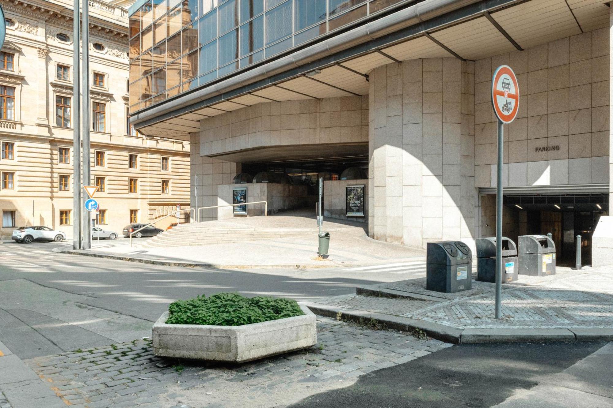 Downtown 2bd Riverside Near Dancing House Прага